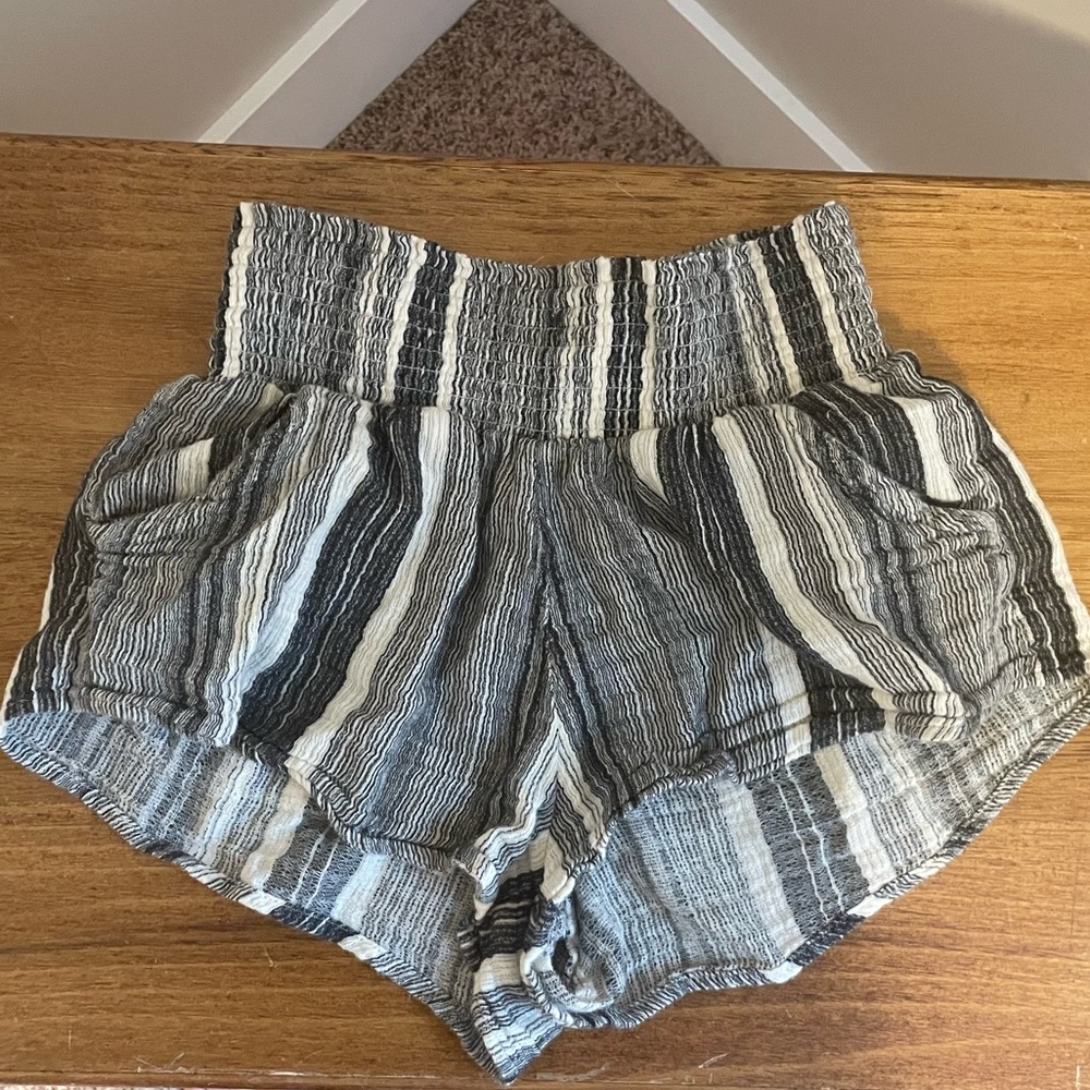 3/25$ 🏖 Billabong Loose Lightweight Crepe Shorts☀️
